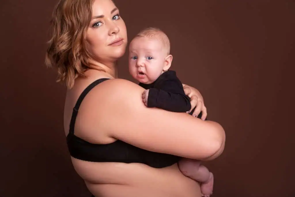 body contouring after pregnancy: mom with baby